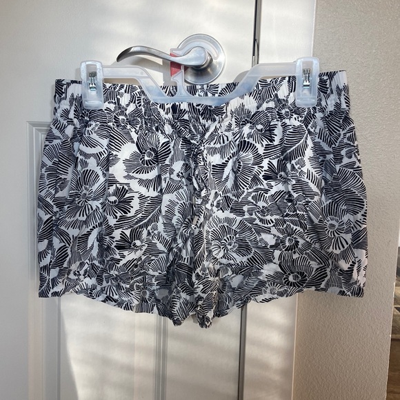 Old Navy flower print shorts - Picture 1 of 3